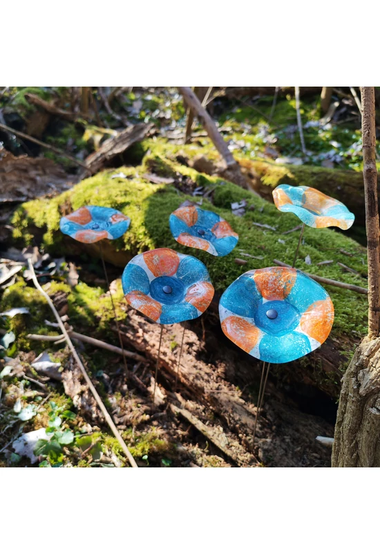 Közepes méretű, kézzel festett margaréta üvegvirág,  türkiz-lazac színállásban, kültéri használatra, 43 cm-es acélszáron