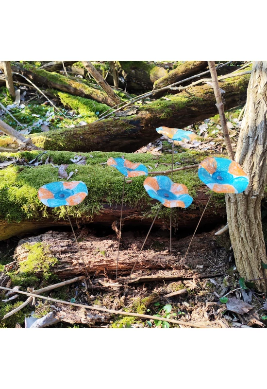 Közepes méretű, kézzel festett margaréta üvegvirág,  türkiz-lazac színállásban, kültéri használatra, 43 cm-es acélszáron