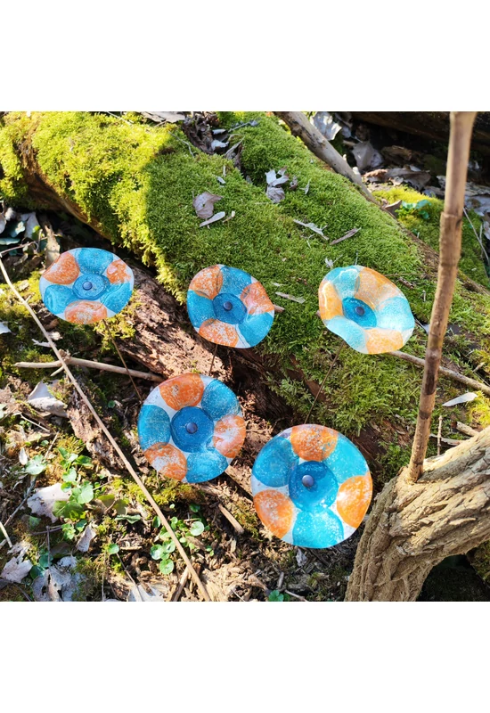 Medium-sized, hand-painted glass daisy flower, in turquoise-salmon color scheme, for outdoor use, on a 43 cm steel stem