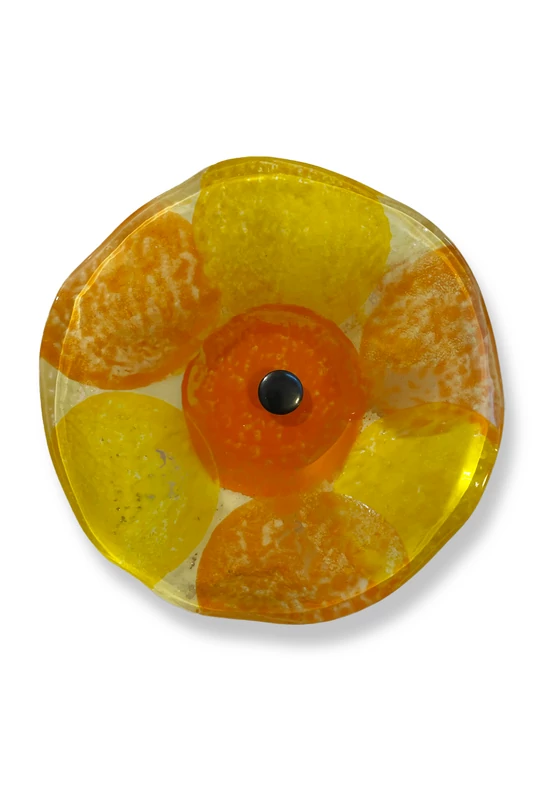 Közepes méretű, kézzel festett margaréta üvegvirág,  sárga-narancs színállásban, kültéri használatra, 43 cm-es acélszáron