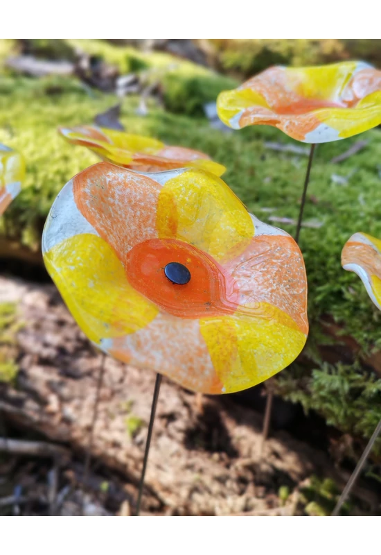 Közepes méretű, kézzel festett margaréta üvegvirág,  sárga-narancs színállásban, kültéri használatra, 43 cm-es acélszáron