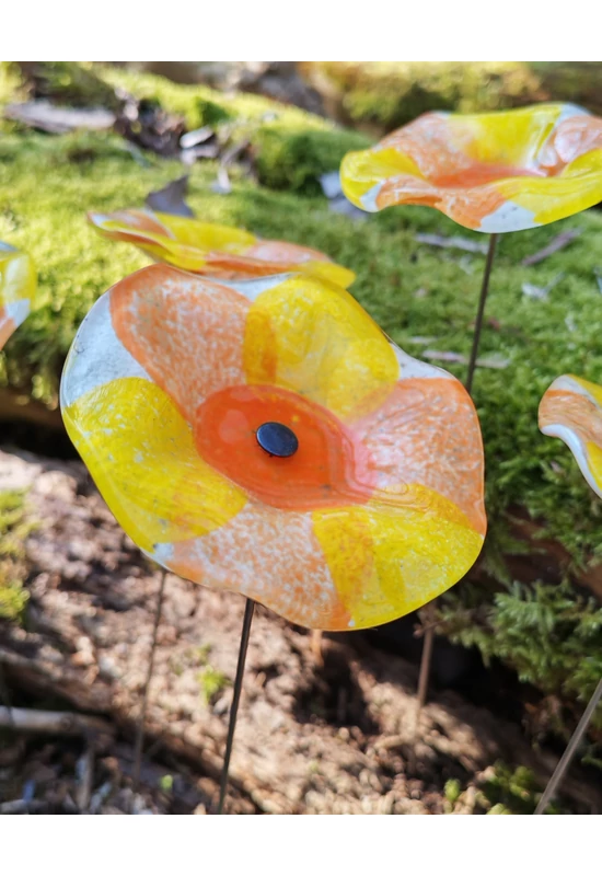 Közepes méretű, kézzel festett margaréta üvegvirág,  sárga-narancs színállásban, kültéri használatra, 43 cm-es acélszáron