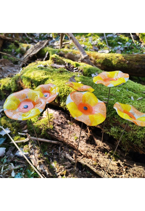 Közepes méretű, kézzel festett margaréta üvegvirág,  sárga-narancs színállásban, kültéri használatra, 43 cm-es acélszáron