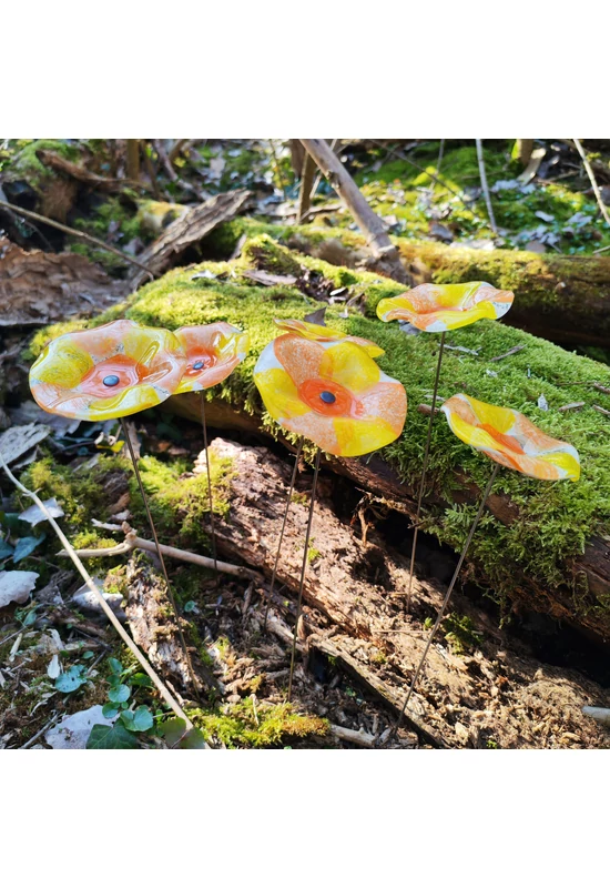 Közepes méretű, kézzel festett margaréta üvegvirág,  sárga-narancs színállásban, kültéri használatra, 43 cm-es acélszáron