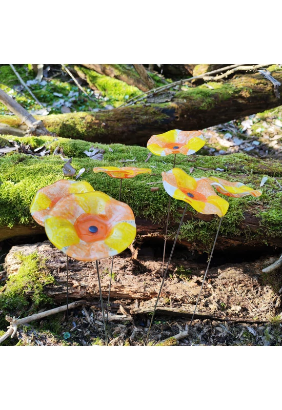 Közepes méretű, kézzel festett margaréta üvegvirág,  sárga-narancs színállásban, kültéri használatra, 43 cm-es acélszáron