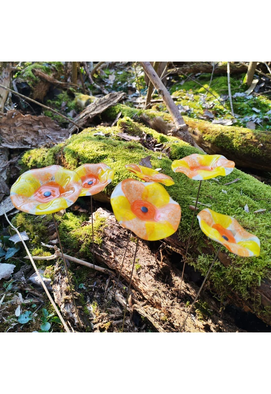 Közepes méretű, kézzel festett margaréta üvegvirág,  sárga-narancs színállásban, kültéri használatra, 43 cm-es acélszáron