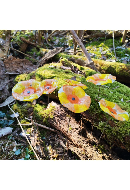 Közepes méretű, kézzel festett margaréta üvegvirág,  sárga-narancs színállásban, kültéri használatra, 43 cm-es acélszáron