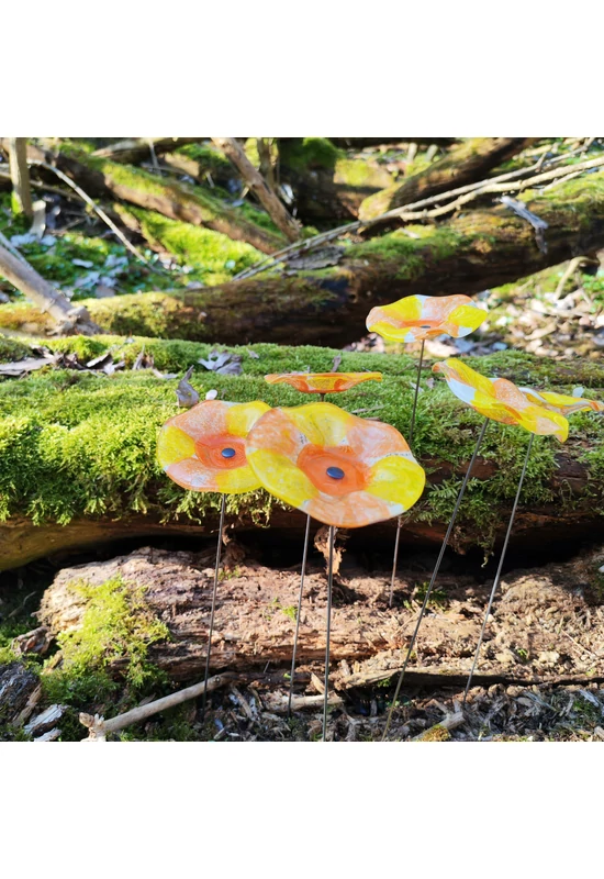 Közepes méretű, kézzel festett margaréta üvegvirág,  sárga-narancs színállásban, kültéri használatra, 43 cm-es acélszáron