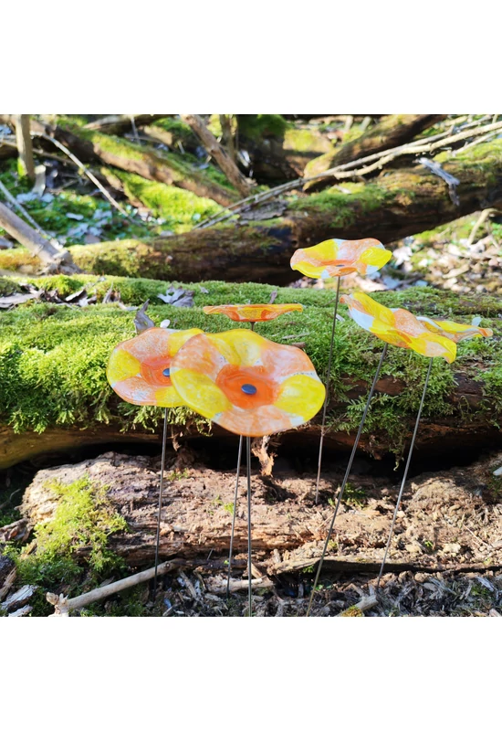 Közepes méretű, kézzel festett margaréta üvegvirág,  sárga-narancs színállásban, kültéri használatra, 43 cm-es acélszáron