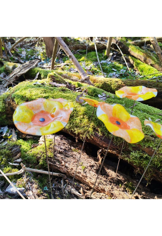 Közepes méretű, kézzel festett margaréta üvegvirág,  sárga-narancs színállásban, kültéri használatra, 43 cm-es acélszáron
