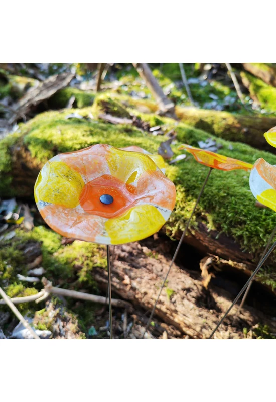 Közepes méretű, kézzel festett margaréta üvegvirág,  sárga-narancs színállásban, kültéri használatra, 43 cm-es acélszáron