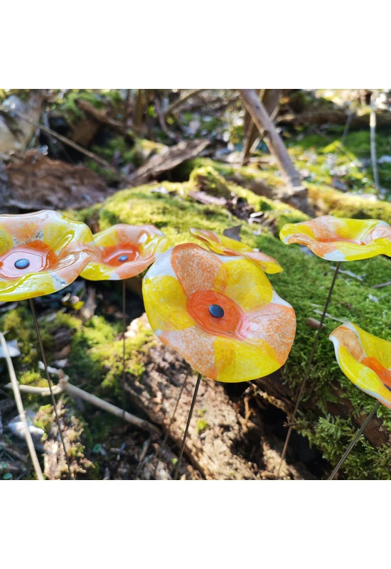 Medium-sized, hand-painted glass daisy flower, in yellow-orange color scheme, for outdoor use, on a 43 cm steel stem