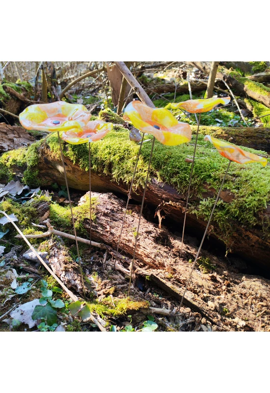 Közepes méretű, kézzel festett margaréta üvegvirág,  sárga-narancs színállásban, kültéri használatra, 43 cm-es acélszáron