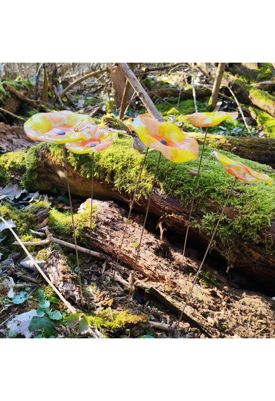 Közepes méretű, kézzel festett margaréta üvegvirág,  sárga-narancs színállásban, kültéri használatra, 43 cm-es acélszáron