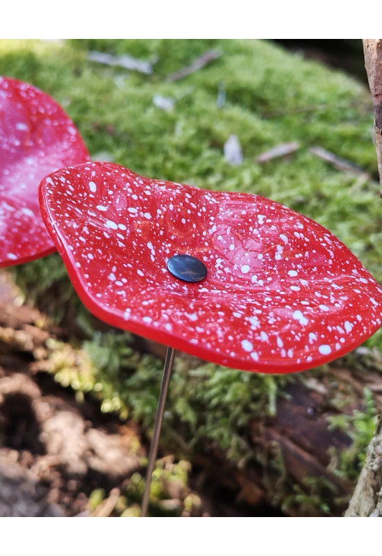Piros alapszínű ovális üvegvirág  fehér pöttyökkel,  kültéri használatra, 43 cm-es acélszáron