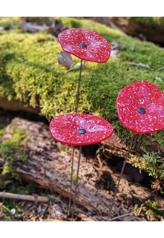 Piros alapszínű ovális üvegvirág  fehér pöttyökkel,  kültéri használatra, 43 cm-es acélszáron