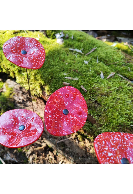 Piros alapszínű ovális üvegvirág  fehér pöttyökkel,  kültéri használatra, 43 cm-es acélszáron