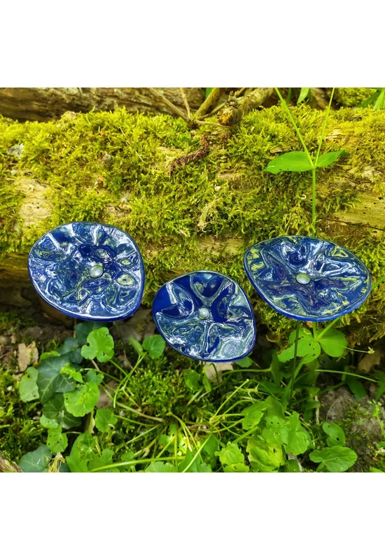 Sötétkék alapszínű ovális üvegvirág