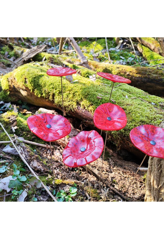 Vörös alapszínű ovális üvegvirág  fekete pöttyökkel,  kültéri használatra, 43 cm-es acélszáron