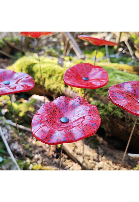 Vörös alapszínű ovális üvegvirág  fekete pöttyökkel,  kültéri használatra, 43 cm-es acélszáron