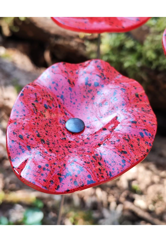 Vörös alapszínű ovális üvegvirág  fekete pöttyökkel,  kültéri használatra, 43 cm-es acélszáron