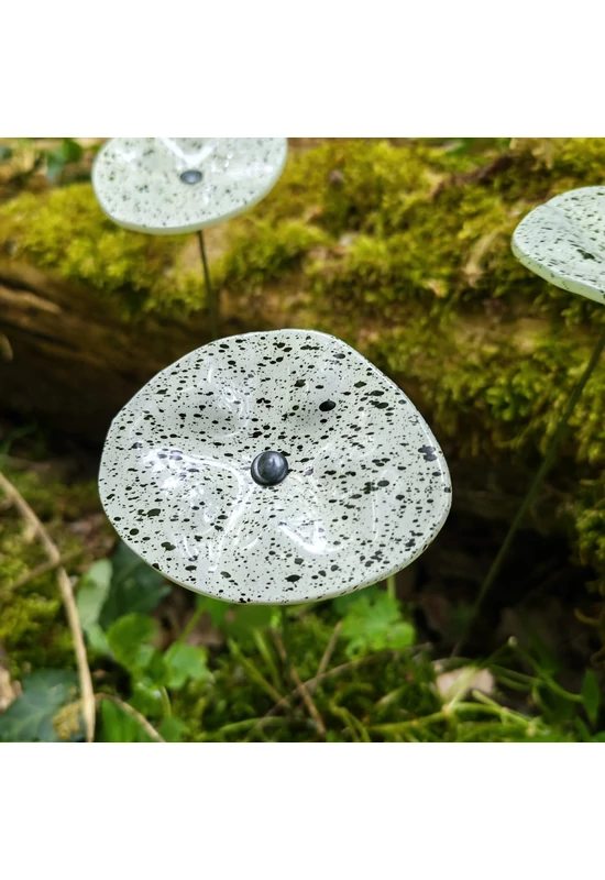 Fehér alapszínű ovális üvegvirág,  fekete pöttyökkel