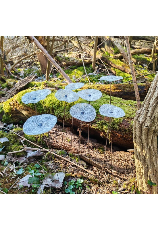 Transzparens alapszínű ovális üvegvirág  fehér pöttyökkel,  kültéri használatra, 43 cm-es acélszáron