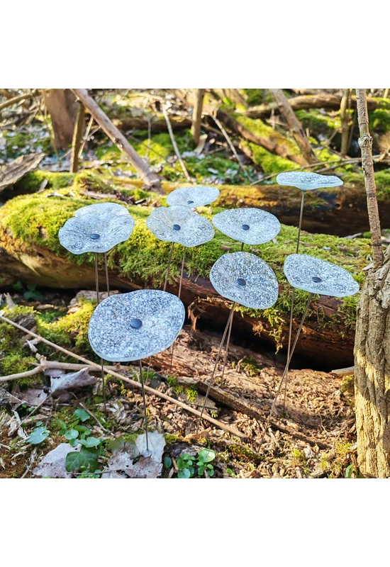 Transzparens alapszínű ovális üvegvirág  fehér pöttyökkel,  kültéri használatra, 43 cm-es acélszáron