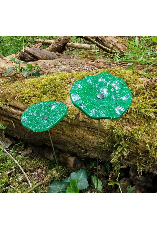 Zöld alapszínű ovális üvegvirág  fehér-sötétkék pöttyökkel