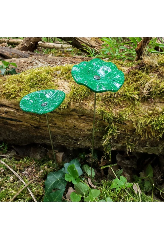 Zöld alapszínű ovális üvegvirág  fehér-sötétkék pöttyökkel