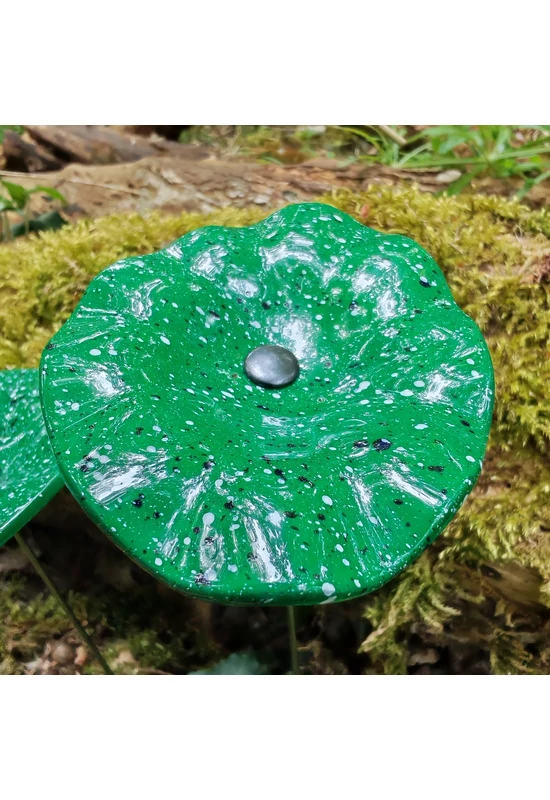 Zöld alapszínű ovális üvegvirág  fehér-sötétkék pöttyökkel