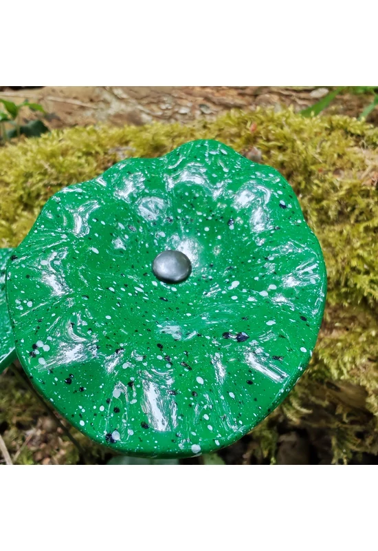 Zöld alapszínű ovális üvegvirág  fehér-sötétkék pöttyökkel