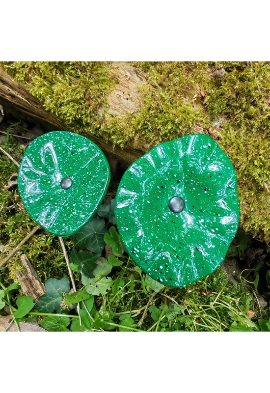 Zöld alapszínű ovális üvegvirág  fehér-sötétkék pöttyökkel