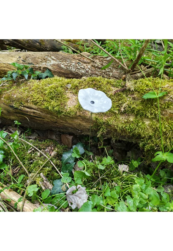 Fehér alapszínű ovális üvegvirág