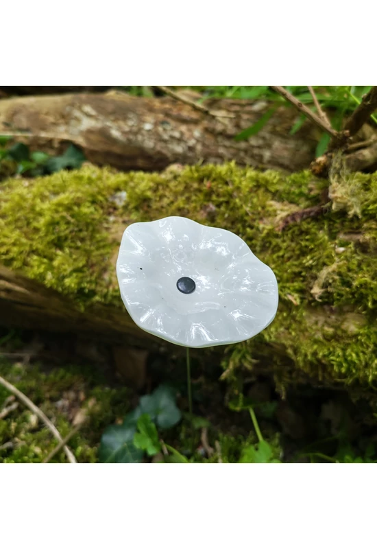 Fehér alapszínű ovális üvegvirág