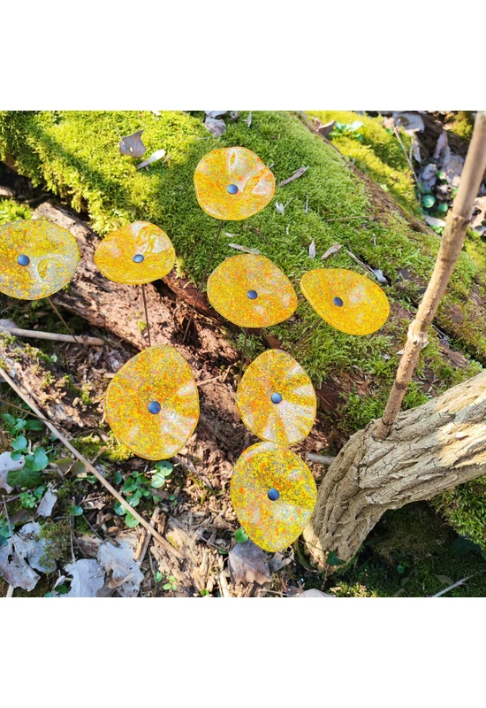 Transzparens alapszínű ovális üvegvirág  narancs-sárga pöttyökkel,  kültéri használatra, 43 cm-es acélszáron