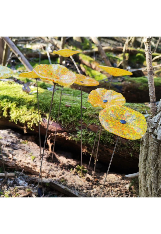 Transzparens alapszínű ovális üvegvirág  narancs-sárga pöttyökkel,  kültéri használatra, 43 cm-es acélszáron