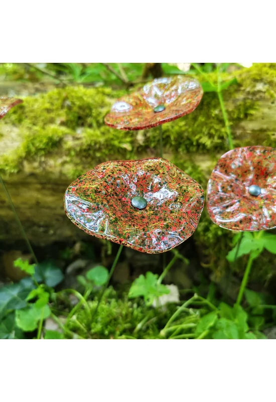 Transzparens alapszínű ovális üvegvirág  vörös-fekete pöttyökkel