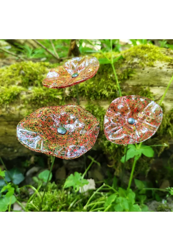 Transzparens alapszínű ovális üvegvirág  vörös-fekete pöttyökkel