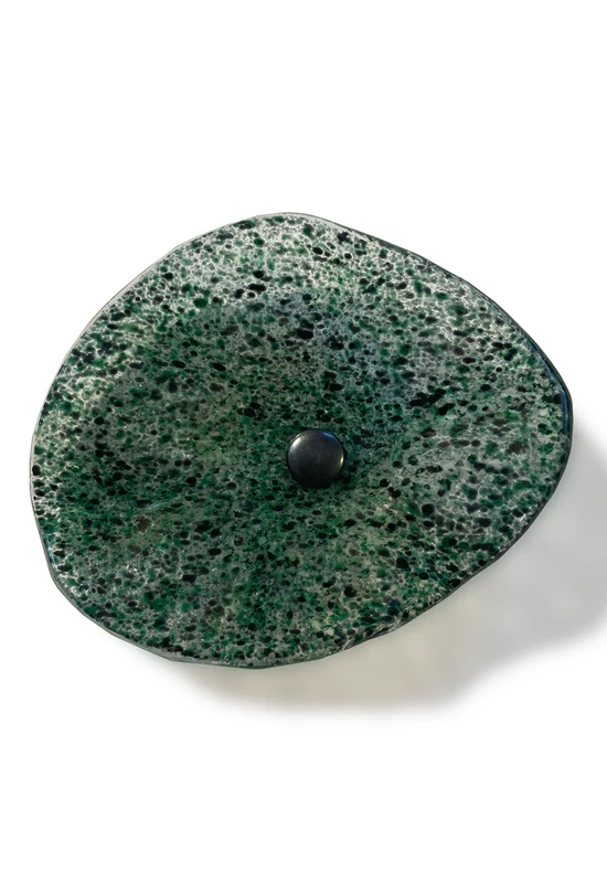 Transzparens alapszínű ovális üvegvirág  zöld-fekete pöttyökkel