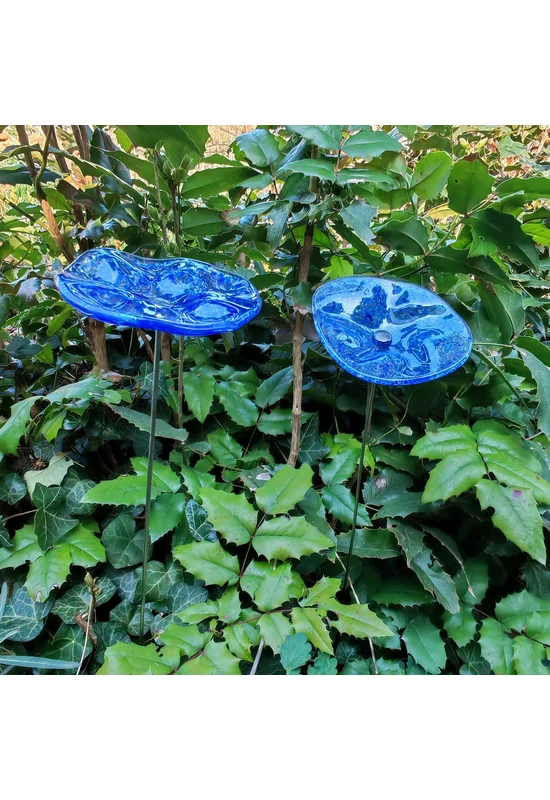 Transzparens alapszínű ovális üvegvirág  sötétkék pöttyökkel,  kültéri használatra, 43 cm-es acélszáron