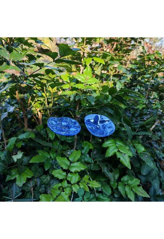 Transzparens alapszínű ovális üvegvirág  sötétkék pöttyökkel,  kültéri használatra, 43 cm-es acélszáron