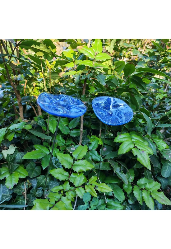 Transzparens alapszínű ovális üvegvirág  sötétkék pöttyökkel,  kültéri használatra, 43 cm-es acélszáron