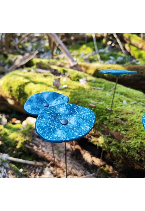 Akvamarin alapszínű ovális üvegvirág fehér pöttyökkel , kültéri használatra, 43 cm-es acélszáron