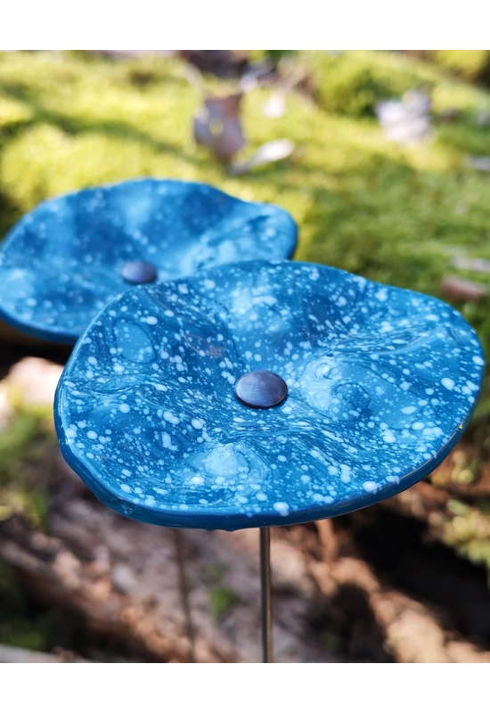 Akvamarin alapszínű ovális üvegvirág fehér pöttyökkel , kültéri használatra, 43 cm-es acélszáron