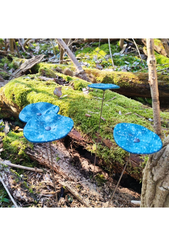 Akvamarin alapszínű ovális üvegvirág fehér pöttyökkel , kültéri használatra, 43 cm-es acélszáron