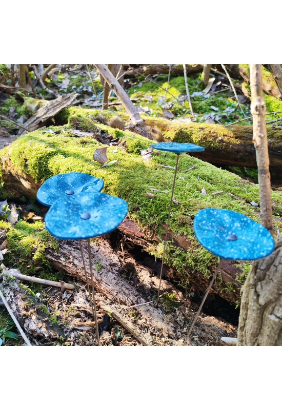 Akvamarin alapszínű ovális üvegvirág fehér pöttyökkel , kültéri használatra, 43 cm-es acélszáron