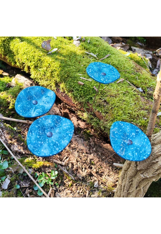 Akvamarin alapszínű ovális üvegvirág fehér pöttyökkel , kültéri használatra, 43 cm-es acélszáron