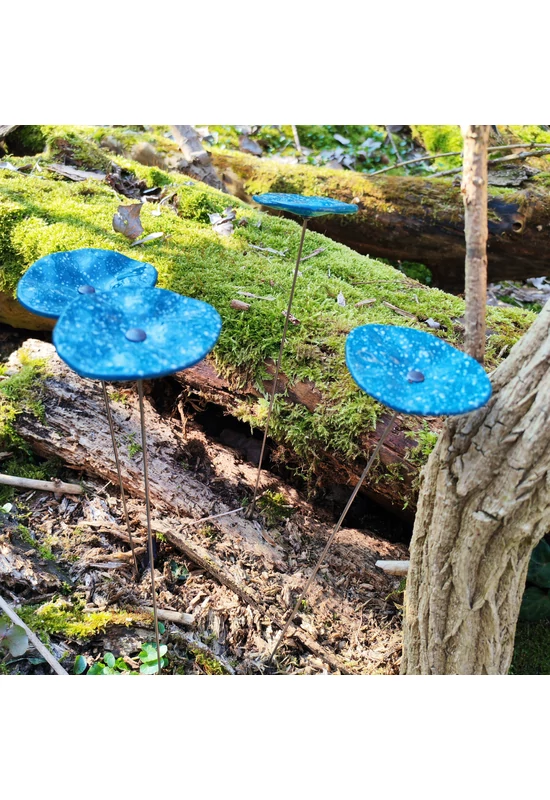 Akvamarin alapszínű ovális üvegvirág fehér pöttyökkel , kültéri használatra, 43 cm-es acélszáron