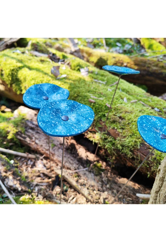 Akvamarin alapszínű ovális üvegvirág fehér pöttyökkel , kültéri használatra, 43 cm-es acélszáron